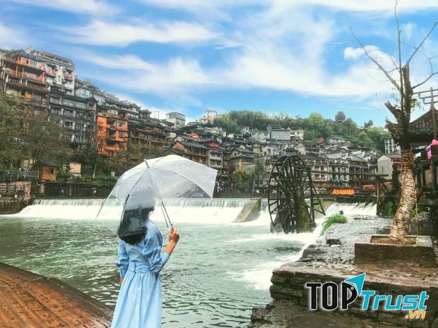 Mang thêm ô trong suốt vừa che mưa bớt chợt vừa làm phụ kiện sống ảo đắc lực
