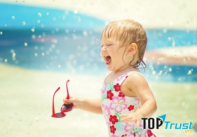 Luôn giữ bé trong tầm mắt, lựa chọn hoặc mang theo phao bơi phù hợp với kích cỡ dáng người của bé.