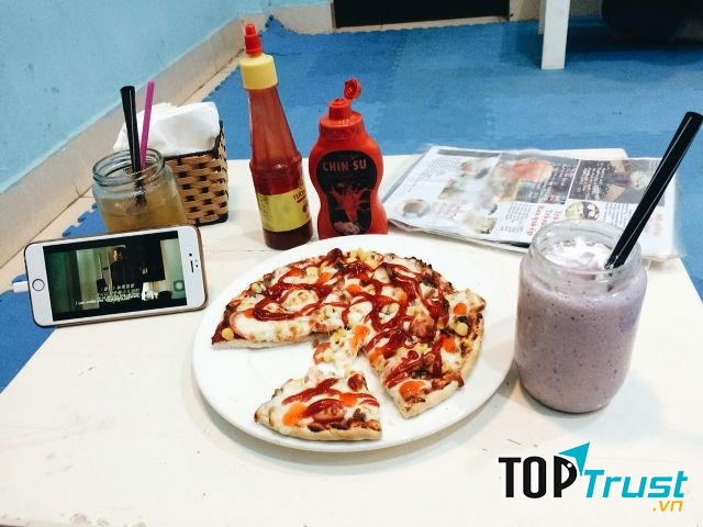 Pizza được nướng vừa tới, bánh có độ giòn, độ xốp vừa tới, phô mai béo ngậy quyện với các loại nhân như nhân xúc xích, nhân thịt gà, thịt bò,… được mọi người khen ngợi. 
