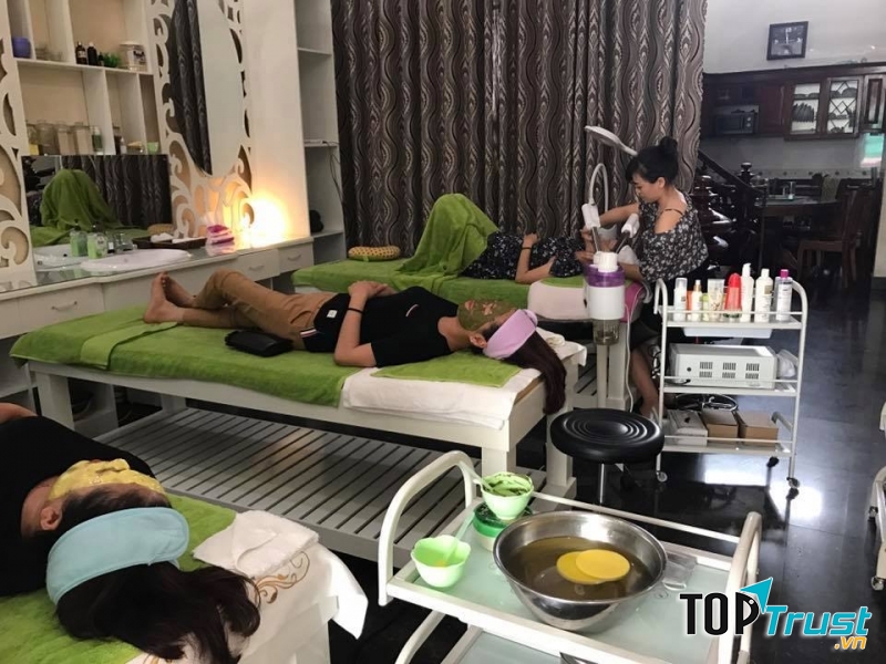 Khách hàng sử dụng dịch vụ của Luxi Spa