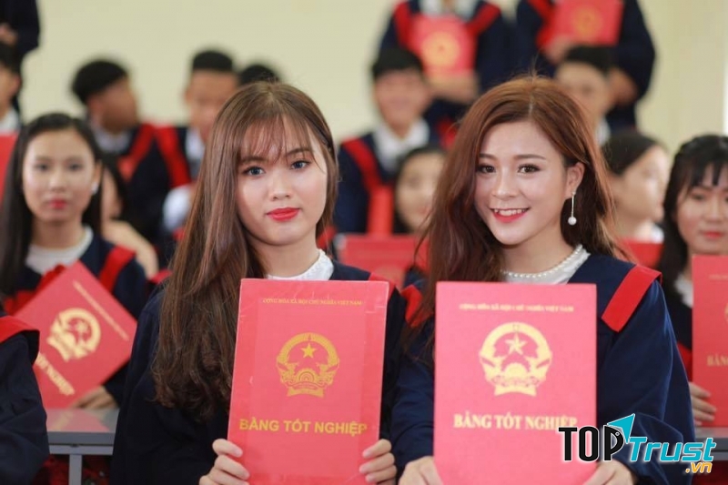 Khách hàng sử dụng dịch vụ Makup kỉ yếu của Luxi Spa