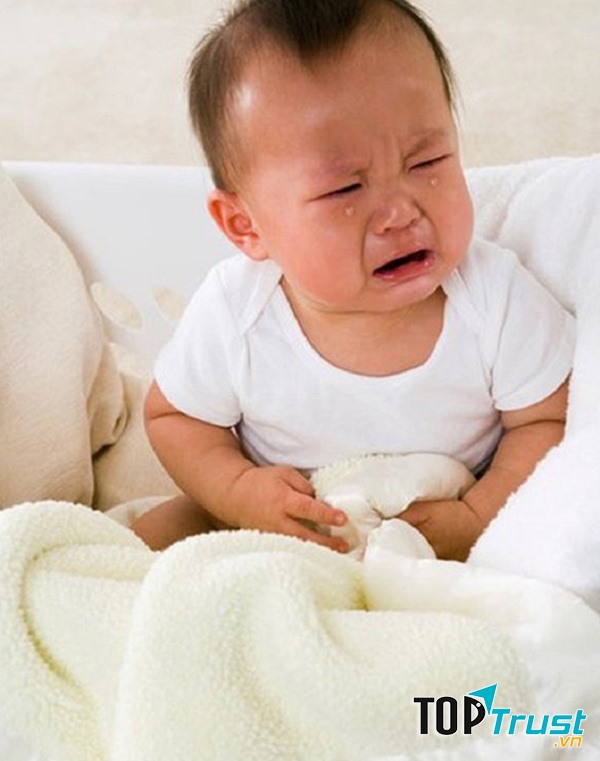 Các vấn đề về bụng như đầy hơi hoặc đau bụng quặn có thể khiến bé khóc rất nhiều