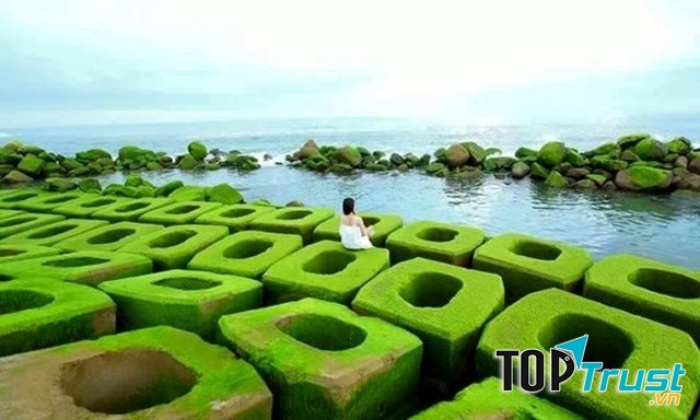 Bờ kè này nằm ở Xóm Rớ - Đông Tác thuộc phường Phú Đông, TP Tuy Hòa, tỉnh Phú Yên.