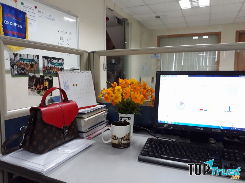 Ly uống nước hoặc cốc đựng cà phê ở nơi làm việc cũng dễ bị nhiễm khuẩn