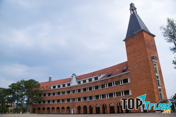 Góc nghiêng đầy thơ của ngôi trường