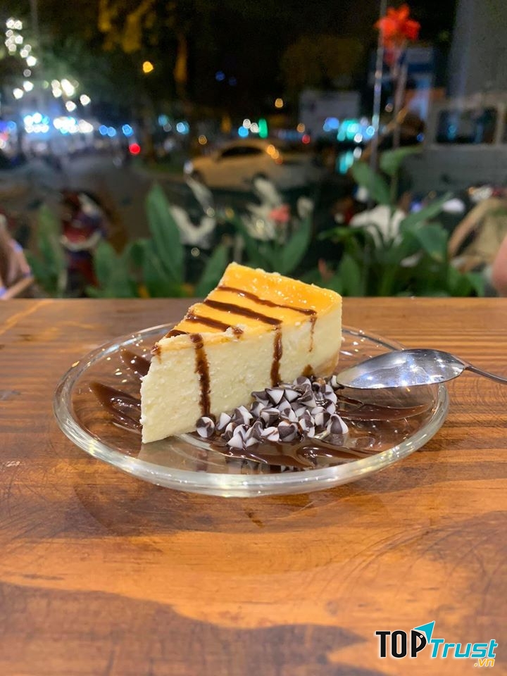 Những bộ bàn ghế được sắp xếp khéo léo, không gian được chăm chút tỉ mỉ, ghi điểm từ cái nhìn đầu tiên.