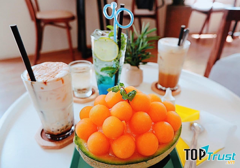 LyLy Coffee là một quán bánh trà xinh đẹp ở giữa lòng thành phố Cần Thơ, thu hút đông đảo thực khách đến check in.