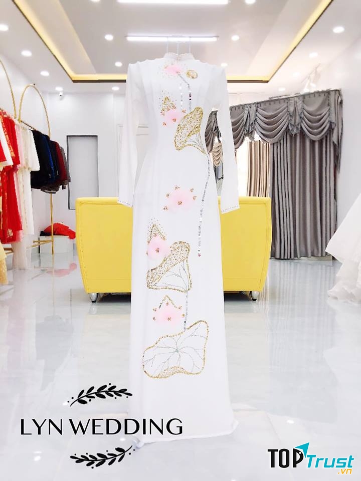 Bộ sưu tập áo dài cưới của Lyn có thiết kế cổ cao, form dáng chít eo vừa phải kết hợp tay áo dài với ống quần suông chạm đất.
