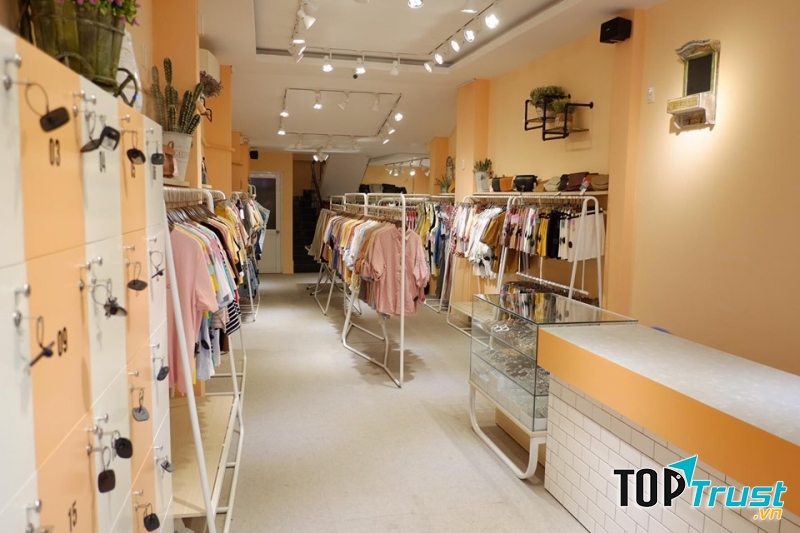 Khách hàng khi nhắc đến shop thời trang này, họ không chỉ nhớ ngay đến những sản phẩm tuyệt hảo. Mà còn đặc biệt ấn tượng bởi phong cách phục vụ khách hàng chuyên nghiệp và tuyệt vời