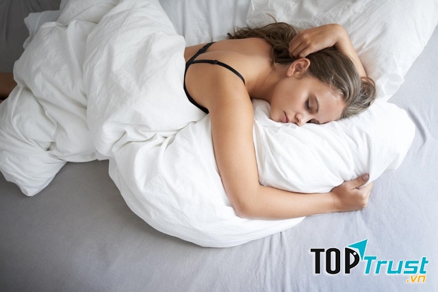 Mặc áo lót khi ngủ (nguồn internet)