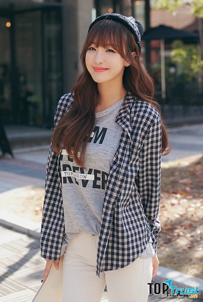 Phong cách layering với sự kết hợp áo phông bên trong và sơ mỉ caro bên ngoài. Ảnh minh họa.