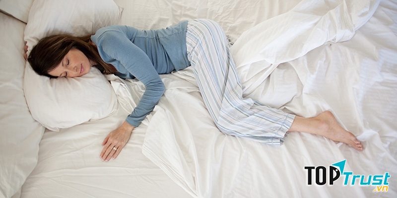 Hãy chọn cho mình những bộ quần áo rộng rãi, thoáng mát để giúp giấc ngủ sâu hơn.