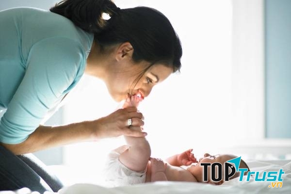 Nên chọn cho con những bộ đồ mềm mại, thoáng mát.