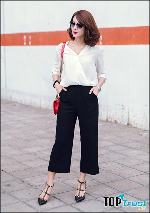 Quần ống rộng kết hợp áo sơ mi vải co giãn sẽ làm bạn thoải mái khi đi máy bay