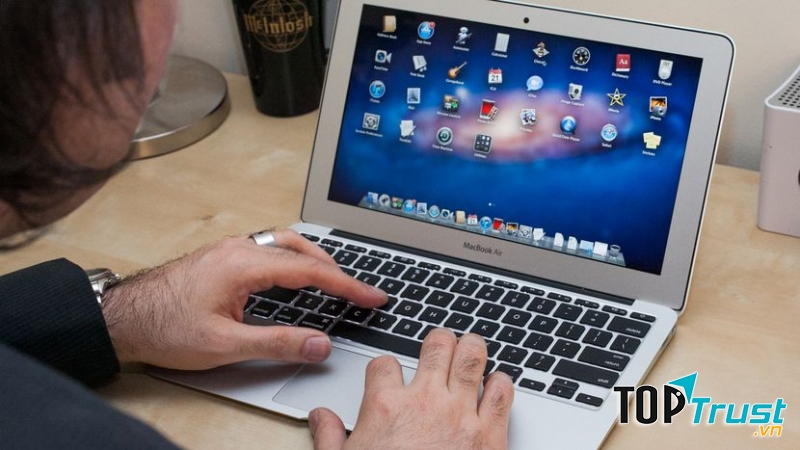 Macbook Air 11,6 inch – Giá: 10 triệu