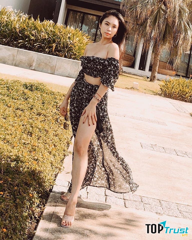 Mạch nha đường Shop - Theo đuổi phong cách quyến rũ, sexy với những thiết kế khoe khéo đường cong tuyệt đẹp.