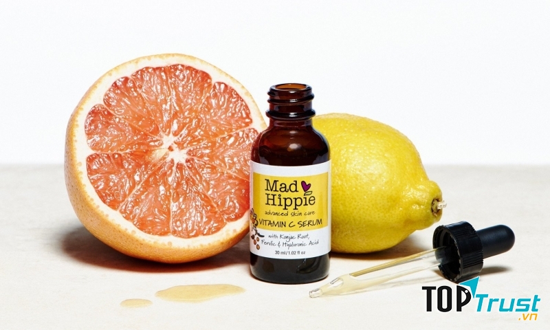 Mad Hippie Vitamin C Serum nghiêng về thành phần thiên nhiên với chiết xuất bưởi, cây xô thơm