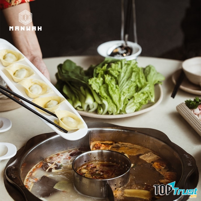 Bạn có thể chọn hình thức lẩu 2 ngăn để trải nghiệm nhiều hương vị hấp dẫn.