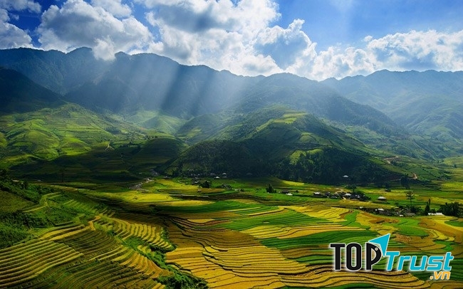 Vẻ đẹp thanh bình mà hoang sơ giữa thung lũng Mai Châu mùa lúa chín luôn để lại trong lòng du khách những xúc cảm mới lạ, mời gọi bước chân du khách trở lại vùng rừng núi miền Tây Bắc.
