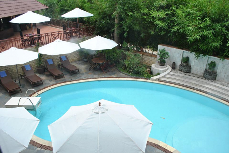 Một góc hồ bơi tại Mai Châu Lodge