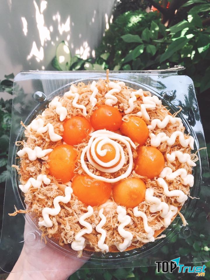 Bánh bông lan trứng muối được trang trí đẹp mắt tại Mai Kha Hân