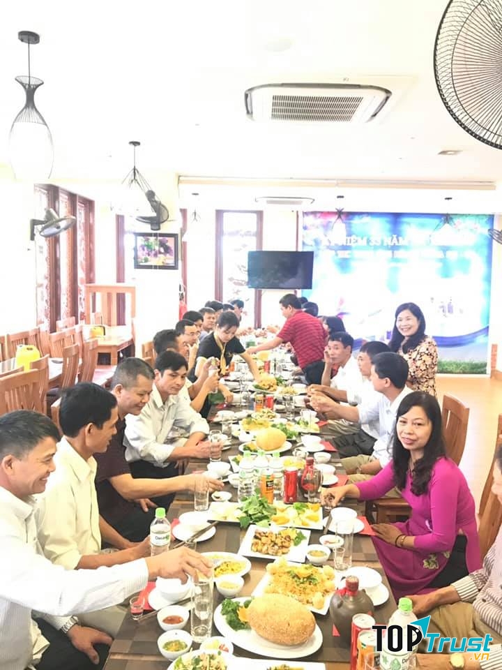 Khách hàng dùng bữa tại Mái Ngói Xưa