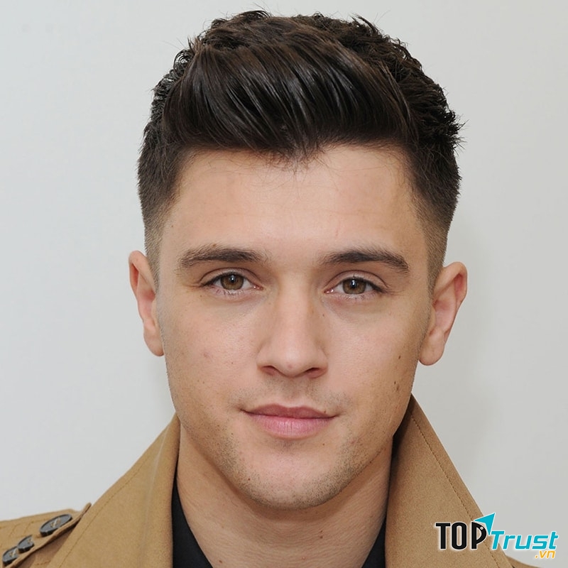 Mái tóc ngắn vuốt cao nam tính và gọn gàng