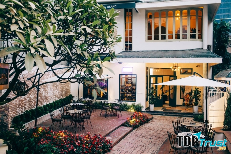 Maison De Blanc - Bakery & Dessert Cafe mang đậm những nét kiến trúc phương Tây