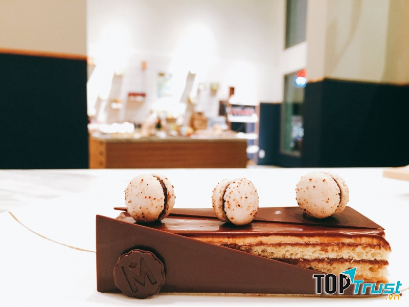 Tiramisu với sô cô la tại Maison Marou