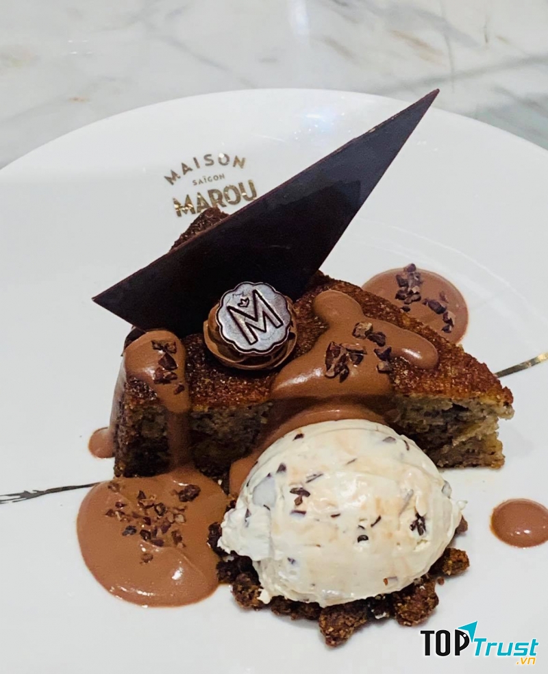 Bánh ở đây có vị ngọt không quá đậm, vị béo thanh nhẹ hơn các loại bánh khác