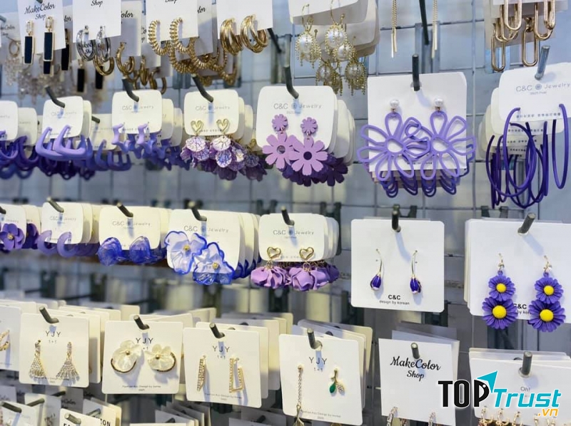 Thế giới trang sức, phụ kiện thời trang này có đủ các loại vòng tay, vòng cổ, khuyên tai, gài áo, phụ kiện tóc… bắt mắt và đa dạng kiểu cách, cùngvới mức giá cực kỳ phải chăng