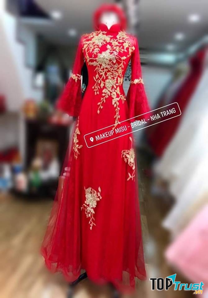 Chất liệu áo dài chủ yếu được làm bằng ren và lụa, các họa tiết được nhấn ở phần trên, đặc biệt là phần vai và cổ.