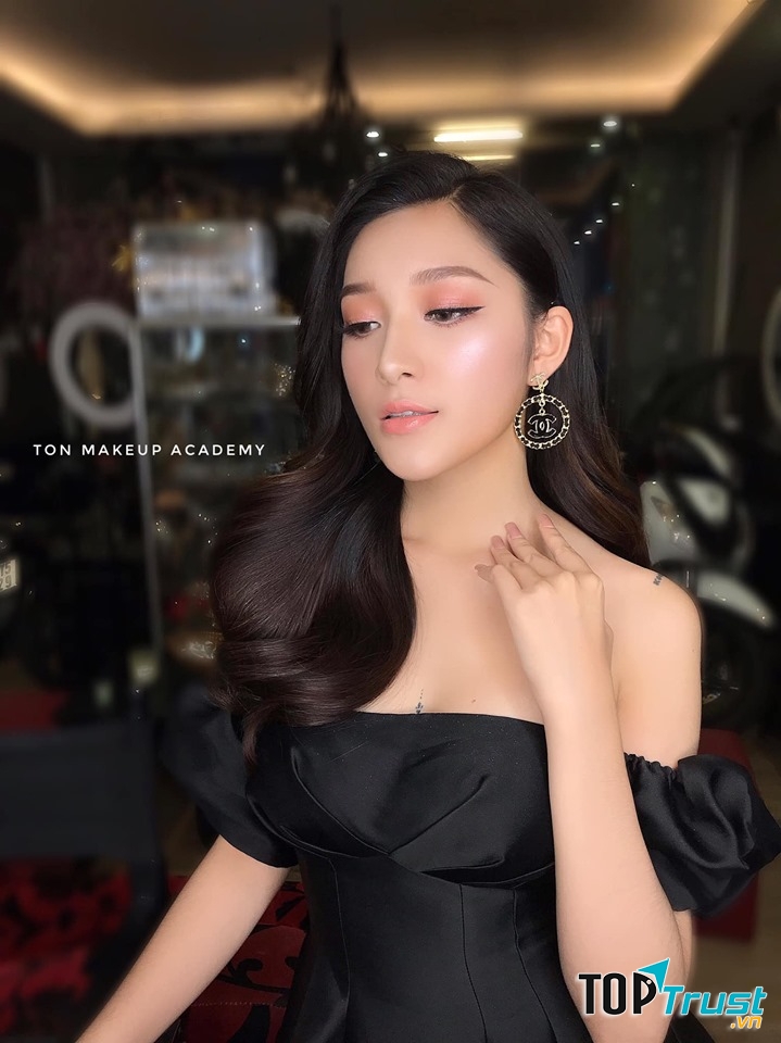 Makeup Baton