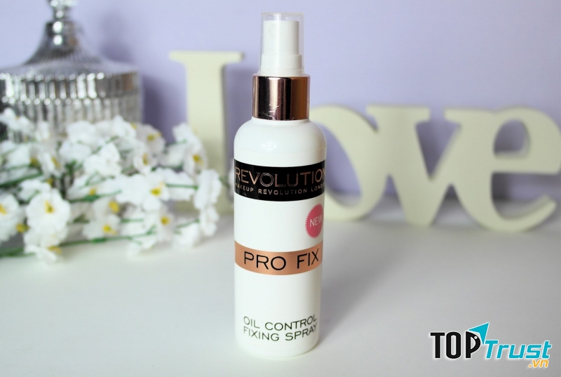 xịt cố định lớp makeup có tên Makeup Revolution Oil Control Fixing Spray.
