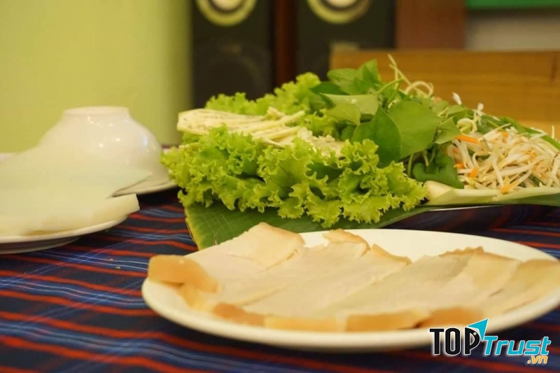 Bánh tráng cuốn thịt heo 2 đầu da của quán Mắm