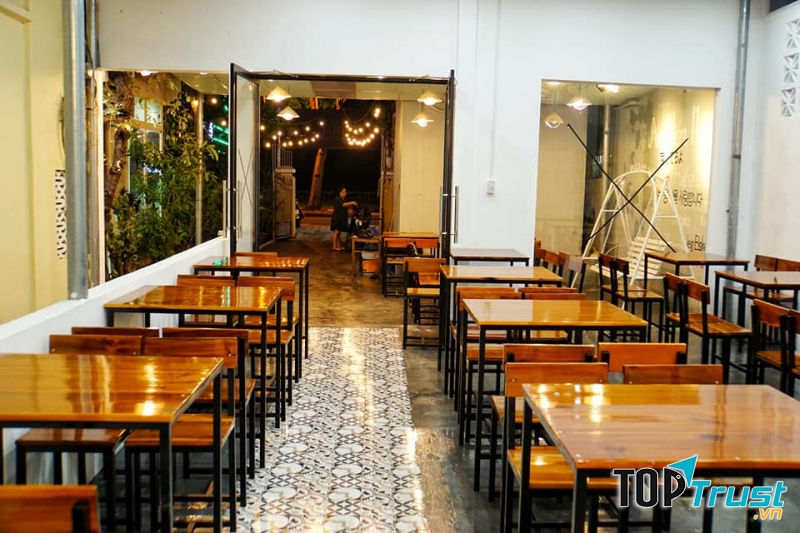 Không gian của quán Mắm Huế