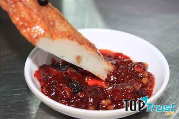 Mắm nhum sền sệt, có màu đỏ đục, thơm nức mũi, vị ngọt của thịt nhum lan tỏa cùng vị mằn mặn của biển