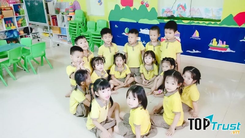 Trường sở hữu không gian thoáng đãng, sạch sẽ, các cô lao công lau dọn liên tục, đảm bảo môi trường học tập an toàn nhất cho bé.