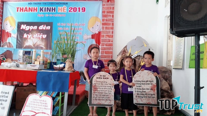 Các con không chỉ được học tập, tiếp xúc với bạn bè mà còn có cơ hội thể hiện bản thân qua các trò chơi theo sự hướng dẫn của các cô.