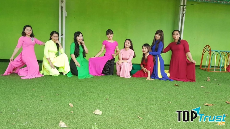 Tập thể cô giáo của trường