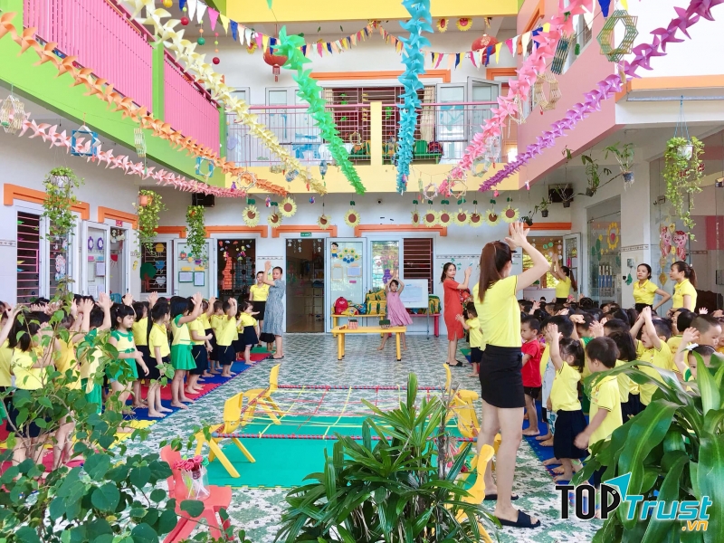 Lớp học rộng rãi, được trang bị đầy đủ các trang thiết bị hiện đại, các con sẽ được trải nghiệm nhiều hơn, tìm kiếm nhiều hơn và thỏa mãn trí tò mò, óc sáng tạo của mình.