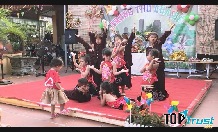 Bé được trải nghiệm những hoạt động vui chơi ở trường