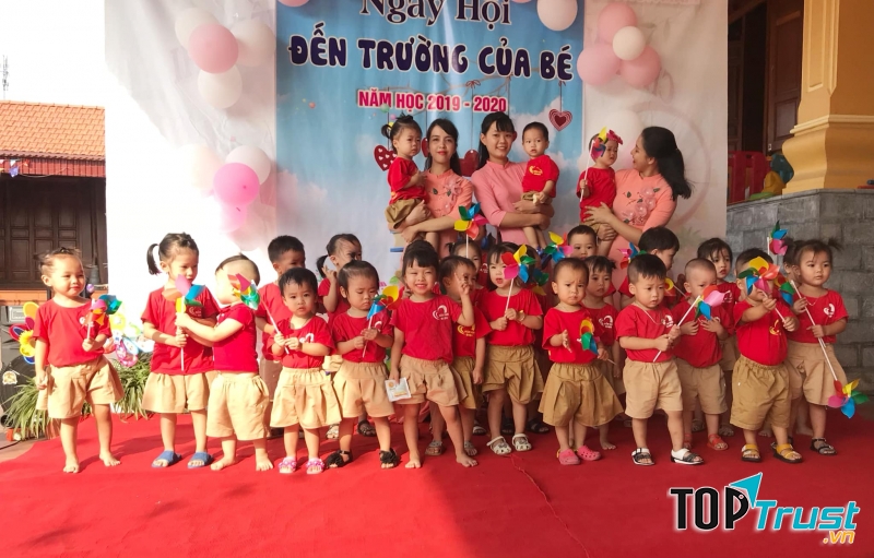 Không gian trường nhỏ xinh, tất cả đều được sắp đặt khoa học, đảm bảo môi trường vui chơi học tập cho con.