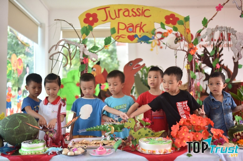 Trường thường xuyên tổ chức các hoạt động ngoại khóa, tham quan dã ngoại, nhằm thay đổi không khí, rèn luyện khả năng nhạy bén xử lý tình huống cho con.