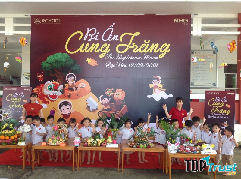 Bé sẽ có cơ hội tìm hiểu về những đặc trưng của mùa thu qua những bài thơ, quan sát chiếc lá, tạo hình các sản phẩm từ lá.