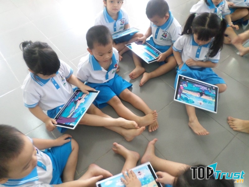 Trẻ được học tập, vui chơi cùng bạn bè