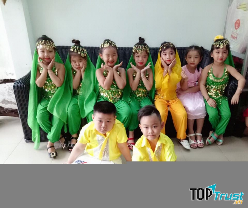Mầm non trăng non chú trọng tới việc giáo dục kĩ năng sống, rèn luyện khả năng phản xạ, phát triển tư duy.