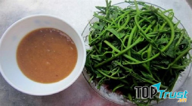 Mắm cáy chấm rau luộc