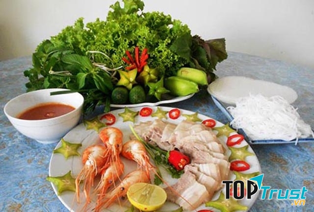 Món mắm tôm chà thường được ăn kèm với thịt luộc, bún hay bánh hỏi, dưa leo, chuối chát, khế chua, rau sống đủ loại và không thể thiếu ngò gai để mắm dậy mùi