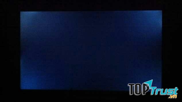 Màn hình hở sáng ở các góc.